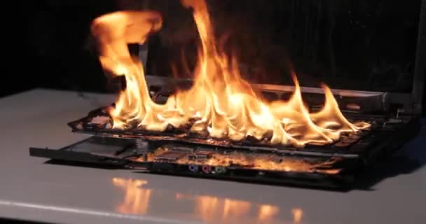 노트북 컴퓨터 전자 장비의 불에 타는 장면 — 비디오