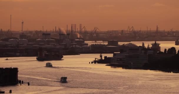Dramatische industriële landschap met dokken en vrachtschepen — Stockvideo