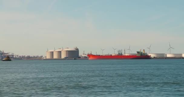ドックの巨大な石油タンカー — ストック動画