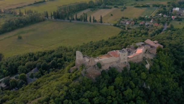 Castello medievale drone vista aerea, Szigliget — Video Stock