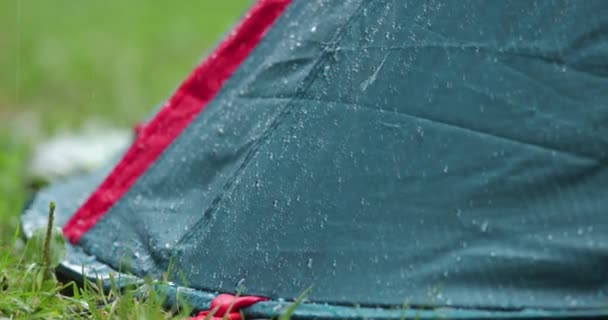 Rain falling on tents — Stock Video