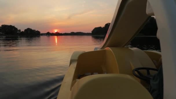 夕阳西下，乘踏板船在湖上游览 — 图库视频影像