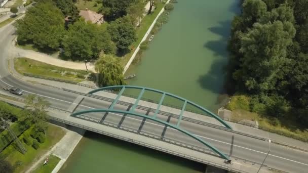 Río Danubio en un pueblo de carretera puente de imágenes de vista aérea — Vídeo de stock