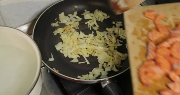 Fritar pedaços de salmão em um creme — Vídeo de Stock