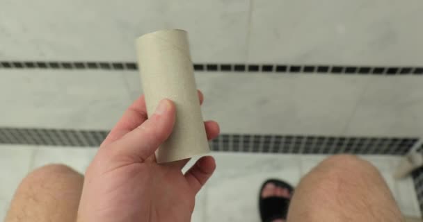 Alleen lege rollen wc-papier op het toilet vinden — Stockvideo