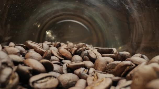 Granos de café tostados Spinning — Vídeos de Stock