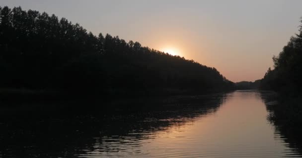 Pôr do sol sobre um rio — Vídeo de Stock