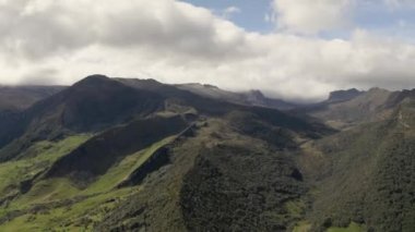 And Dağları 'ndaki yüksek dağ bulutları drone hava görüntüsü
