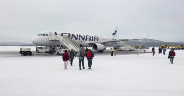 Finnair plane boarding in Ivalo, Finnish Lapland — Stockvideo