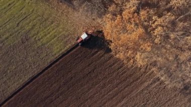 Çekici tarla sürüşü tarım toprağı, insansız hava aracı görüntüsü
