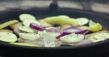 Dışarıda ateşte sebze kızartıyorum.