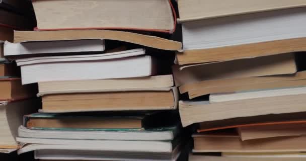 Stapel alter Bücher — Stockvideo
