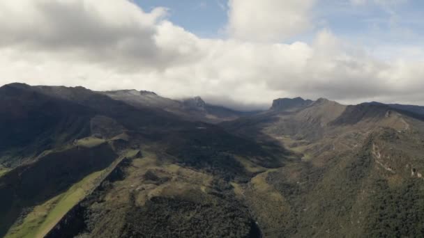 안데스산맥 의고 산 구름 드론으로 하늘을 나는 장면 — 비디오