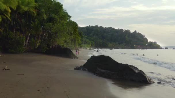 Costa do Pacífico com floresta tropical, pessoas na praia — Vídeo de Stock