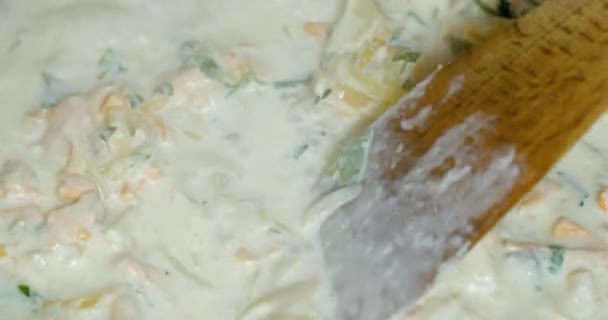 Freír trozos de salmón en crema — Vídeo de stock