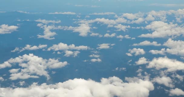 Ιπτάμενα σύννεφα betweeen — Αρχείο Βίντεο