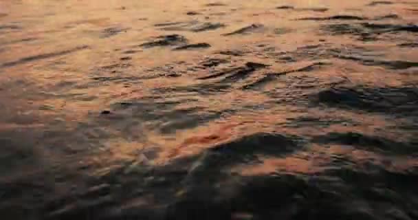 Puesta de sol sobre un lago tranquilo — Vídeo de stock