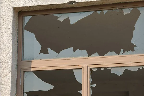 Σπασμένο παράθυρο εγκαταλελειμμένου κτιρίου — Φωτογραφία Αρχείου