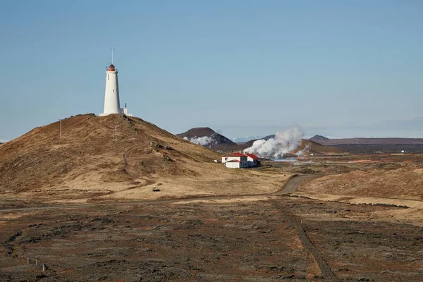 Alter weißer Leuchtturm auf einem Hügel — Stockfoto