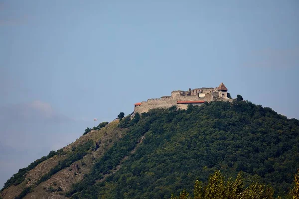 Μεσαιωνικό Κάστρο στην κορυφή ενός λόφου — Φωτογραφία Αρχείου