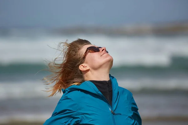 Žena si užívá přímořského větru — Stock fotografie
