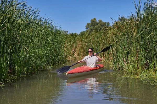 Nehirde kayak yaparken — Stok fotoğraf