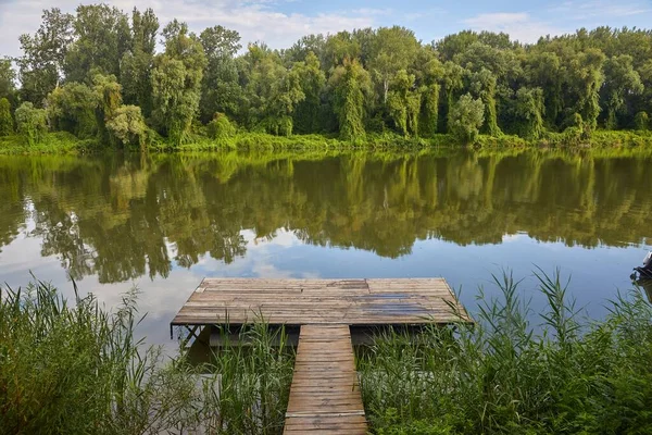 Detalhe do cais à beira do lago — Fotografia de Stock