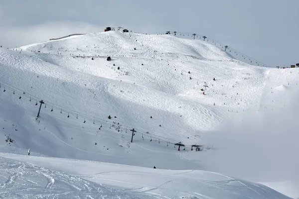 Esquiar pistas, majestosa paisagem alpina com neve e cordilheira — Fotografia de Stock