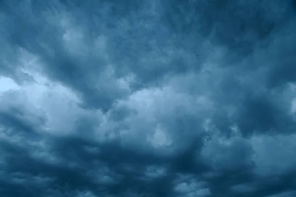 Nubes tormentosas en el cielo — Foto de Stock