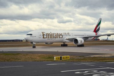 Havaalanında uçak taksisi.