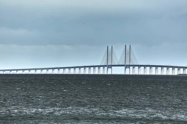 スウェーデンとデンマークの間の海にかかるオレンジ色の橋 — ストック写真