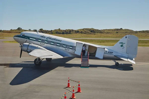 DC-3 at the airport — Stock Photo, Image