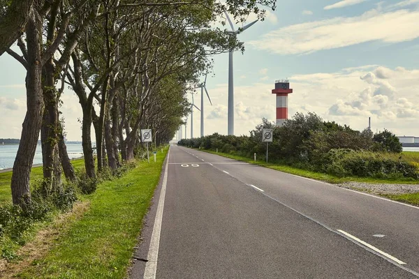 Road on a narrow waterside land in the Port of Rotterdam — Stock Photo, Image