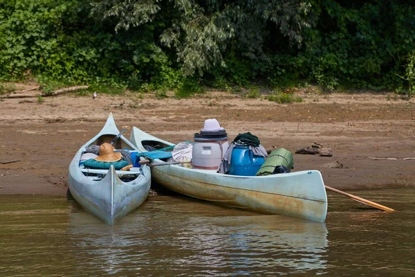 Canoas en la orilla del río — Foto de Stock