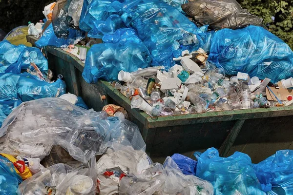 Çöp Konteyneri tam, taşan