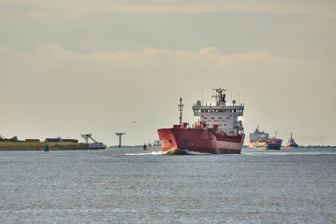 Rotterdam yakınlarında seyir halindeki sanayi gemileri