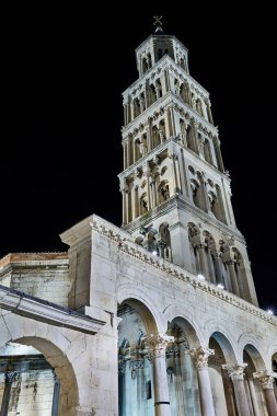 Kateral Çan Kulesi, ayrıl