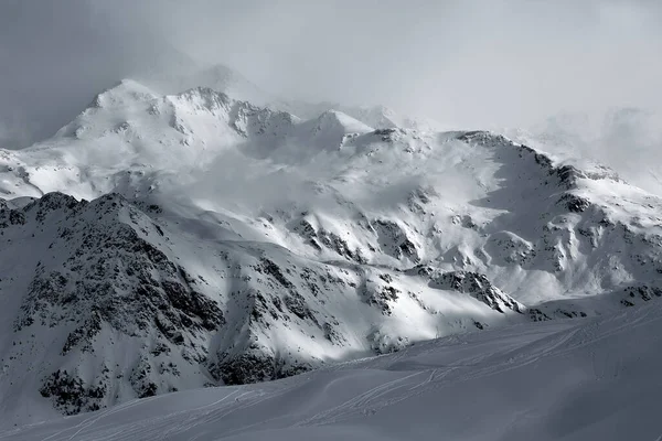 Hautes montagnes dans les nuages — Photo