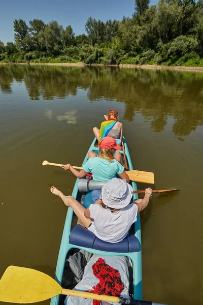 Canoa su un fiume, ragazze in barca — Foto Stock