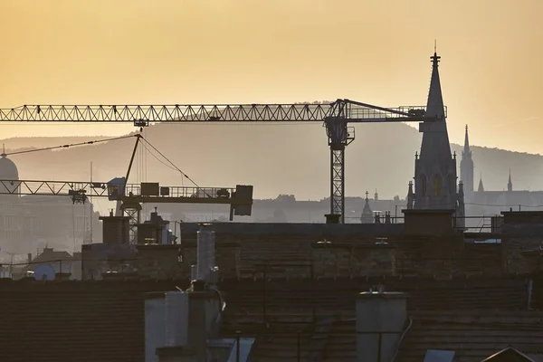 Gru da costruzione in città — Foto Stock