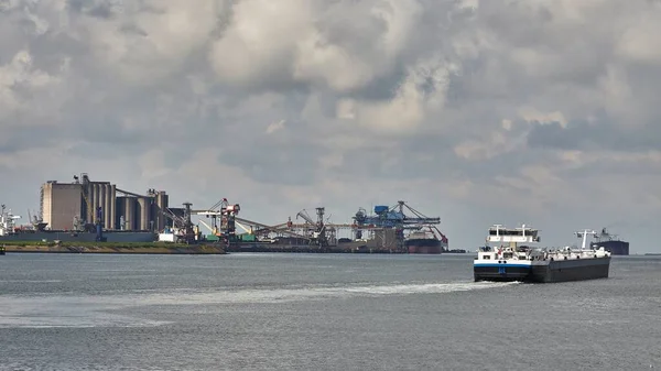 Industrifartyg som lämnar Rotterdam — Stockfoto