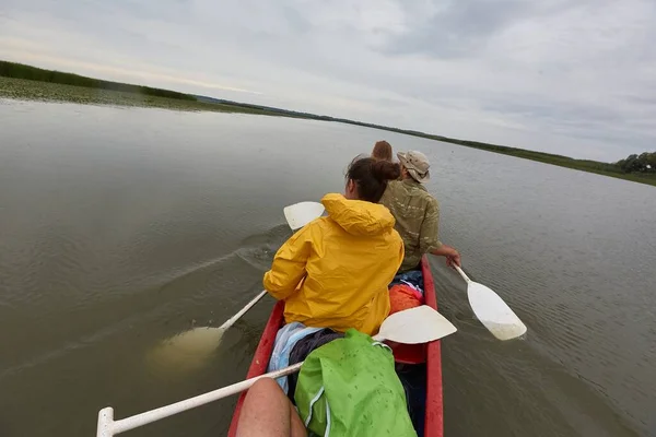 Canoa su un lago — Foto Stock