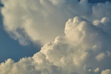 Fırtınadan önce gökyüzünde bulutlar