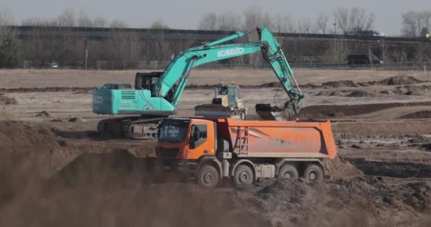 Escavadeira e caminhão de canteiro de obras — Vídeo de Stock