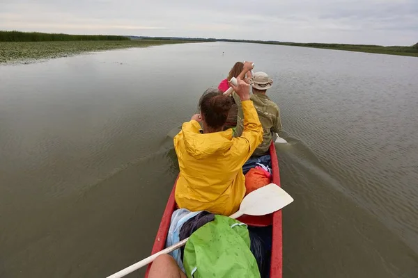 Canoeing on a lake — Stock Photo, Image