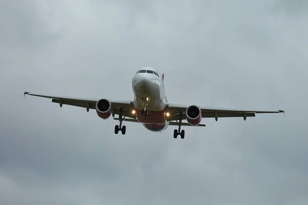 Aterrizaje de avión comercial —  Fotos de Stock