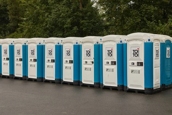 Toiletten die zijn geïnstalleerd op een publieksevenement — Stockfoto