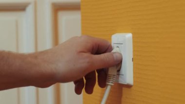 Elektrik Soketi Aygıttaki Fişi Çıkarma