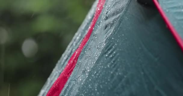 Rain falling on tents — Stock Video