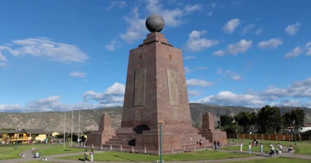 Monumento en la Línea Ecuatorial cerca de Quito, San Antonio — Vídeo de stock